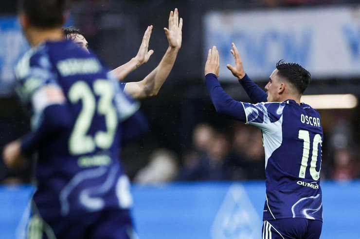 בהרכב איאקס. גלוך (צילום: MAURICE VAN STEEN / ANP / AFP) אוסקר גלוך