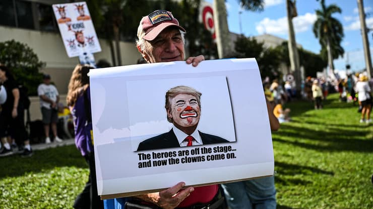 מפגין בפלורידה (צילום: CHANDAN KHANNA / AFP) הפגנה נגד נשיא ארה"ב דונלד טראמפ בווסט פאלם ביץ', פלורידה