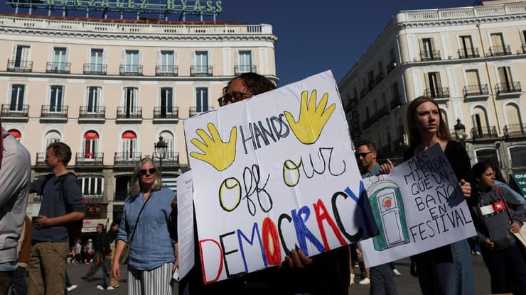 המחאה בספרד (צילום: REUTERS/Violeta Santos Moura) הפגנה נגד נשיא ארה"ב דונלד טראמפ במדריד ספרד