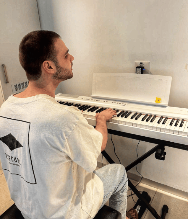 אלון אהל שורד השבי מנגן בפסנתר