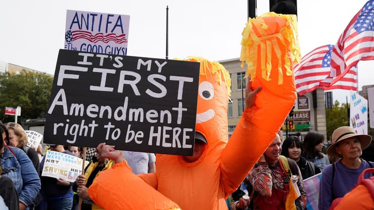 מיליונים יצאו לרחובות ארה"ב. המחאה בוושינגטון (צילום: AP Photo/Jose Luis Magana) הפגנה נגד נשיא ארה"ב דונלד טראמפ בוושינגטון