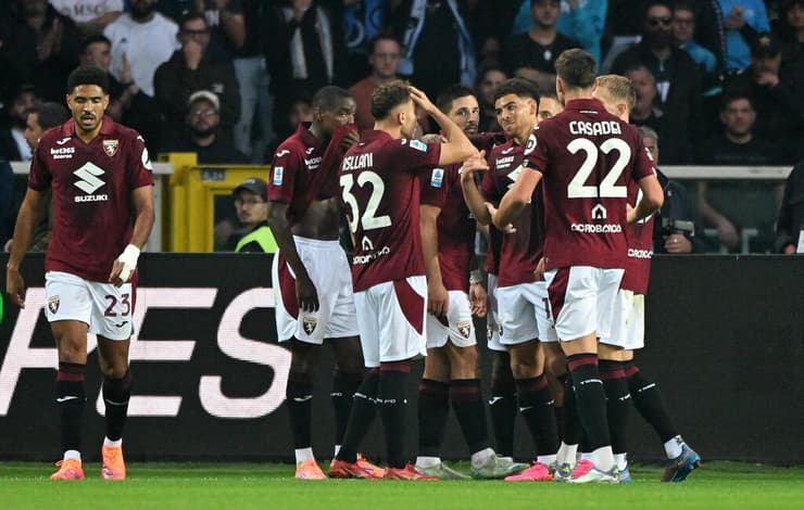 סימאונה וטורינו חוגגים 0:1 גדול (צילום: REUTERS/Alberto Lingria) ג'ובאני סימאונה טורינו