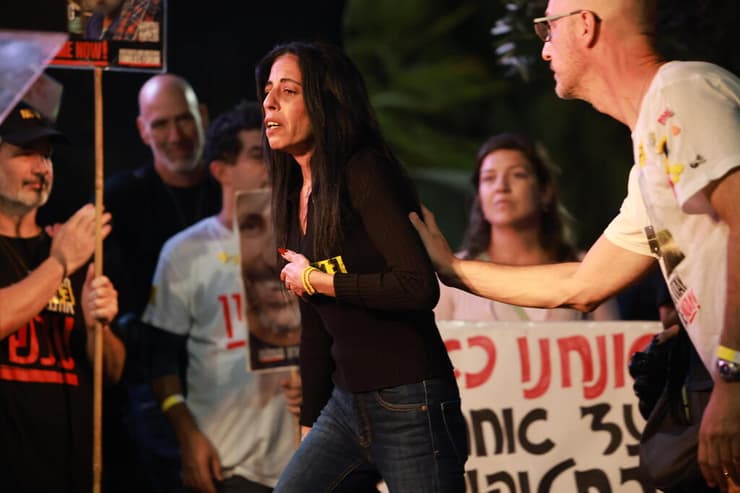 עינב צנגאוקר בעצרת בכיכר החטופים בתל אביב