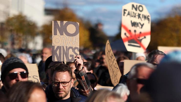הפגנה נגד ממשל טראמפ - גם בגרמניה (צילום: REUTERS/Christian Mang) הפגנה נגד נשיא ארה"ב דונלד טראמפ בברלין