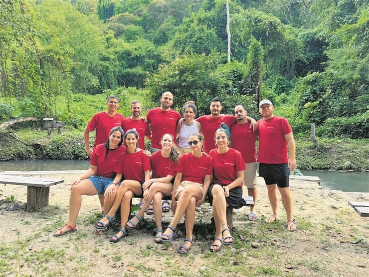 "כאן מבינים אותך גם בלי מילים". התאומים בריטריט בתאילנד   