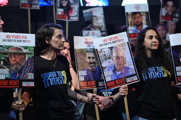 שורדות השבי ארבל יהוד ושרון אלוני-קוניו בעצרת בכיכר החטופים בתל אביב