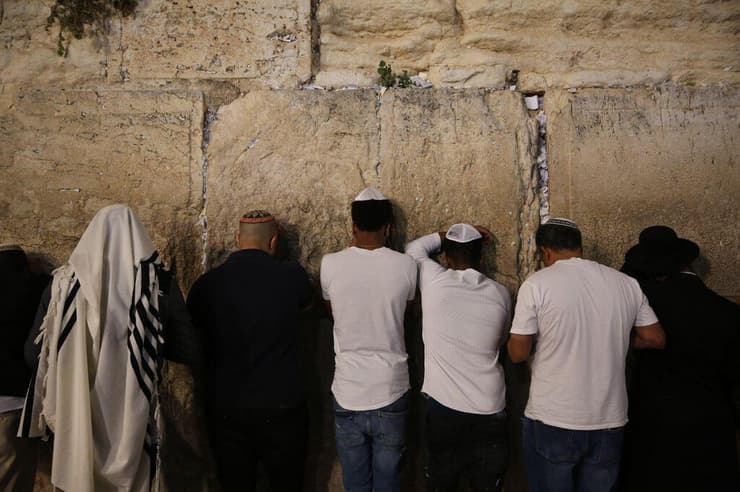 מתפללים בכותל בסליחות (צילום ארכיון: אלכס קולומויסקי) מתפללים בכותל