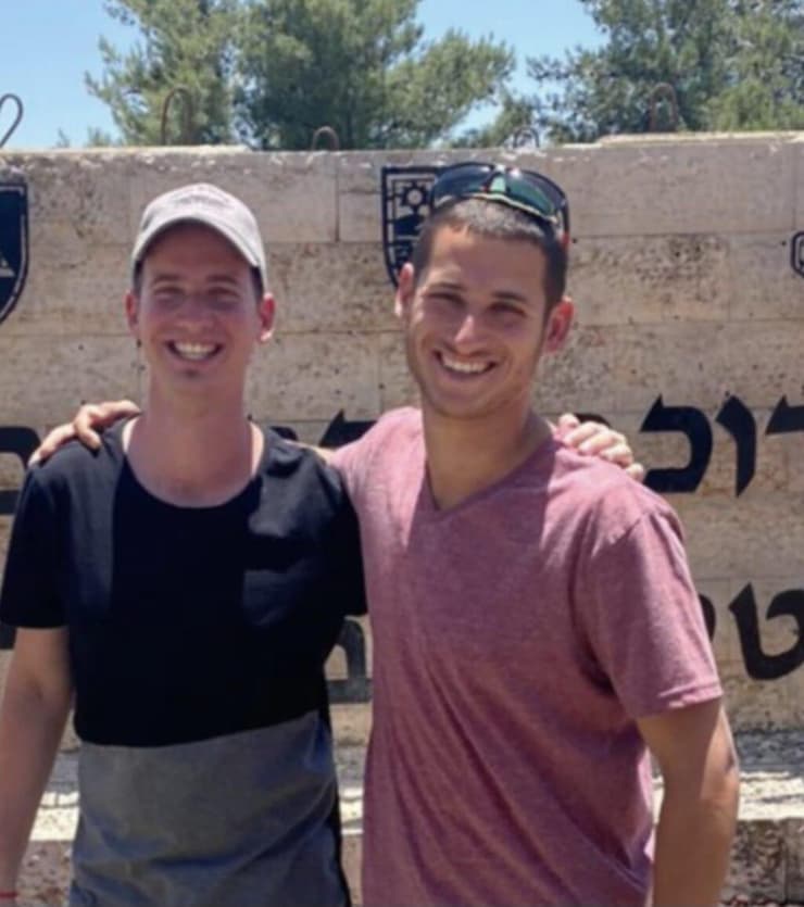 אלון שניר (משמאל) עם אחיו, לירון ז"ל