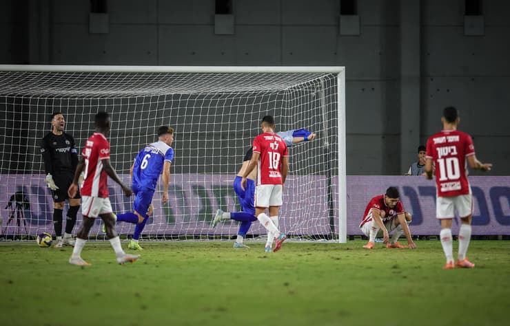 אוגריסה חוגג ומוריד חולצה