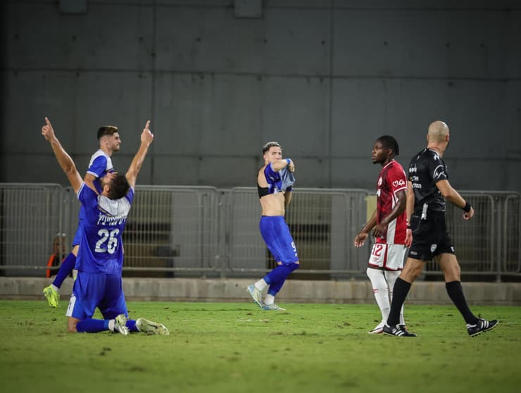 אוגריסה חוגג ומוריד חולצה