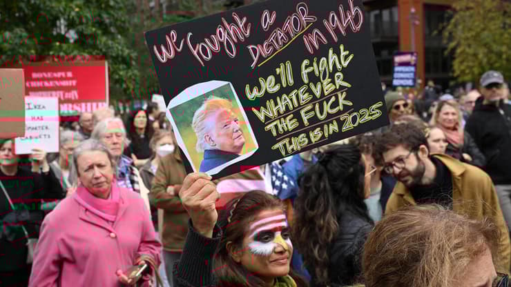 צילום: REUTERS/Christian Mang הפגנה נגד נשיא ארה"ב דונלד טראמפ בברלין