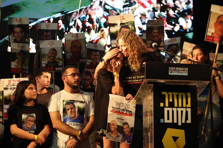 אלה חיימי בעצרת בכיכר החטופים בתל אביב