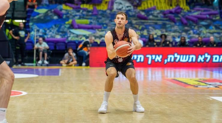 רועי הובר עולה לזריקה