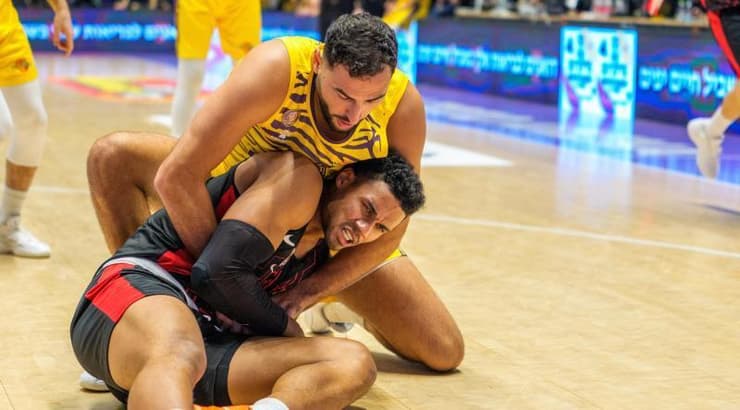 עידן זלמנסון במאבק על הכדור עם ג'סטין סמית'