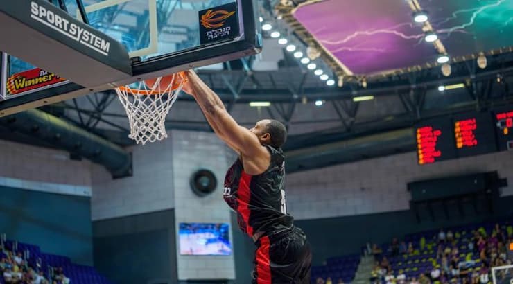 אוסטין ווילי מטביע בחוזקה