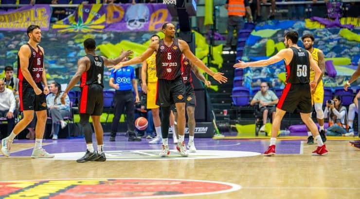 שחקני ירושלים מחלקים כיפים לאוסטין ווילי