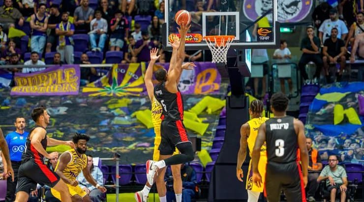 אוסטין ווילי מרחף