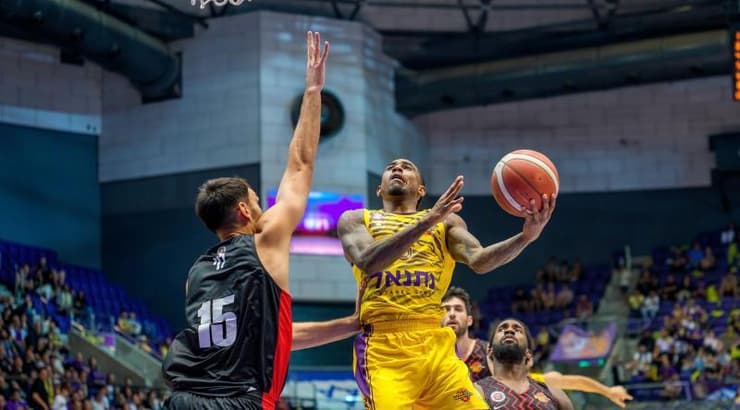 אקסבייר מנפורד עולה לסל