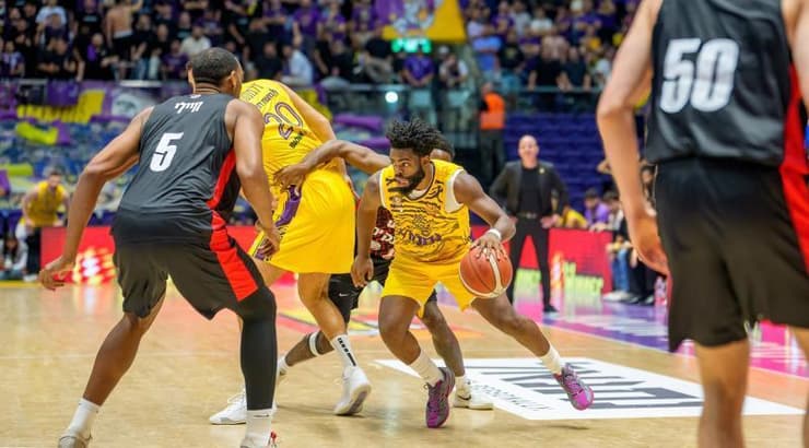 דריק וולטון