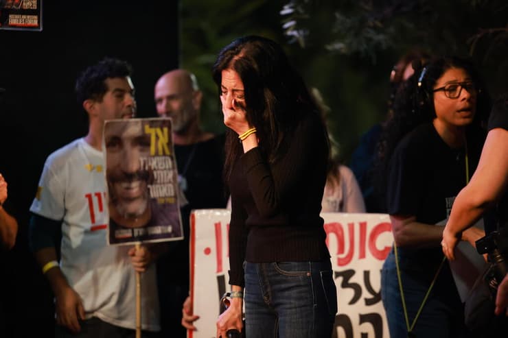 עינב צנגאוקר בעצרת בכיכר החטופים בתל אביב