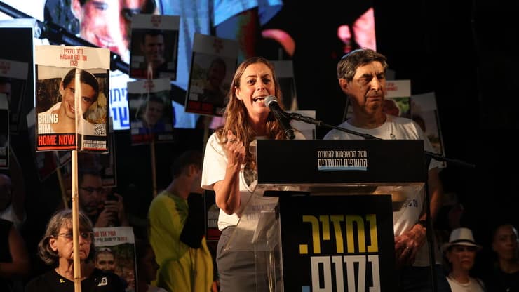 איילת גולדין בעצרת בכיכר החטופים בתל אביב