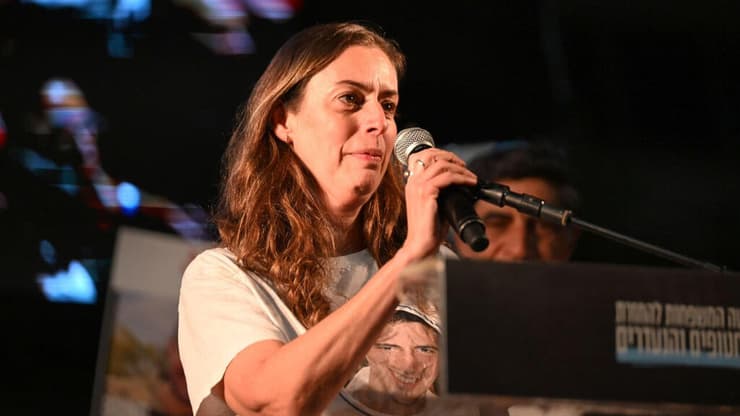  איילת גולדין בעצרת בכיכר החטופים בתל אביב