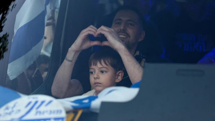 מסמן לב במיניבוס (צילום: REUTERS/Ronen Zvulun) אלקנה בוחבוט חזר הביתה