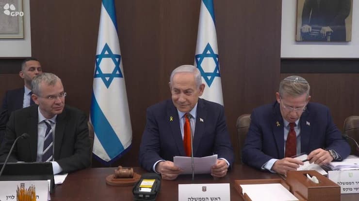 דרושה לנו הנהגה שתכיר במה שקרה ותפעל אחרת. נתניהו וממשלתו מכריזים על שינוי שם המלחמה מ"חרבות ברזל" ל"מלחמת התקומה" (צילום: עומר מירון/ לע"מ) נתניהו בפתח ישיבת הממשלה
