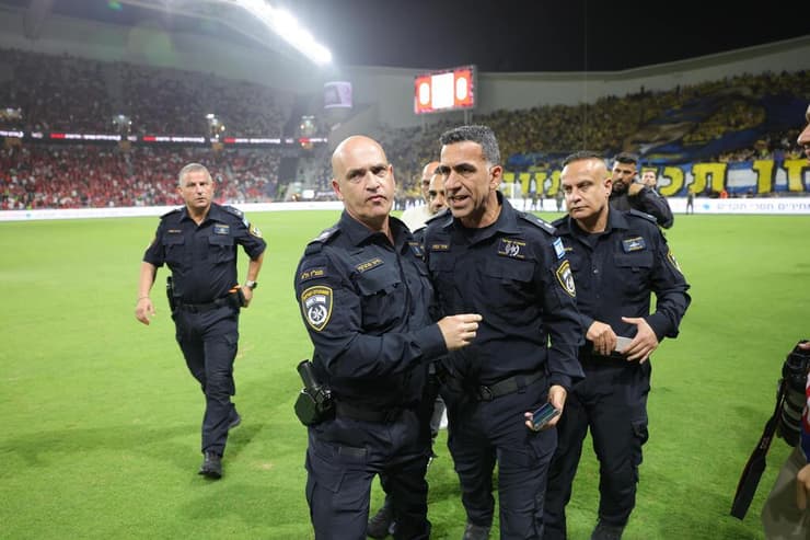 שוטרים בדרבי התל אביבי (צילום: עוז מועלם) שוטרים בדרבי התל אביבי מפקד מחוז ת"א חיים סרגרוף