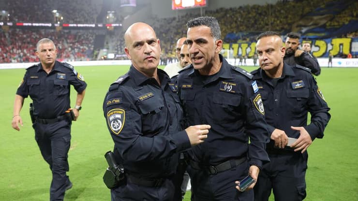 ניסו להניא אותו מההחלטה. חיים סרגרוף (צילום: עוז מועלם) שוטרים בדרבי התל אביבי מפקד מחוז ת"א חיים סרגרוף