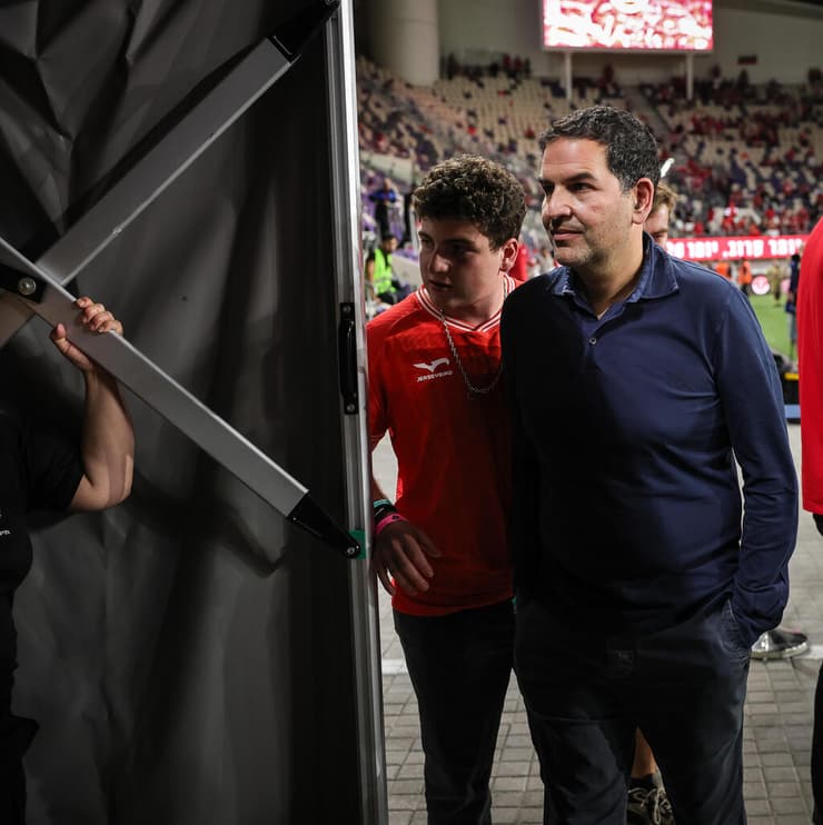 הגיע לראשונה לצפות בדרבי - וחזר הביתה בידיים ריקות. ספרא (צילום: עוז מועלם) בעלי הפועל ת"א אדמונד ספרא עם בנו מואיז