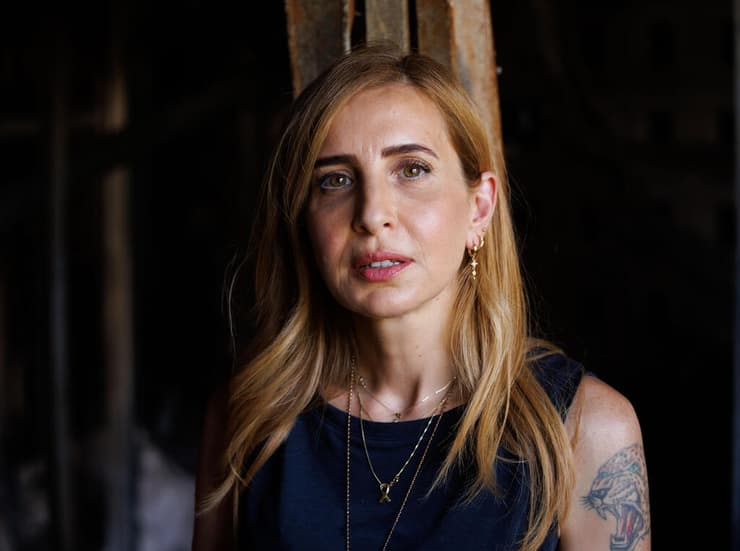 דניאל אלוני בביתה השרוף בניר עוז