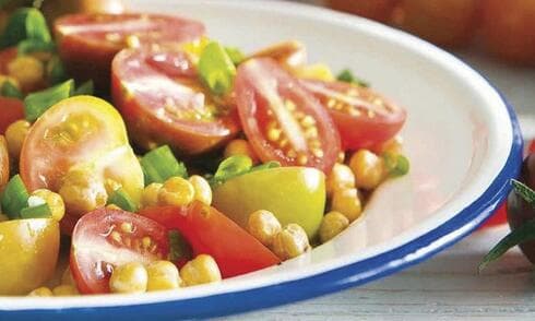 סלט עגבניות וחומוס בולגרי