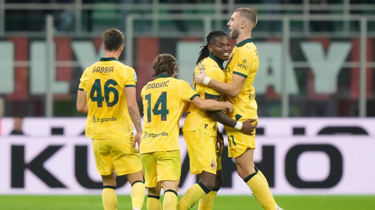 שחקני מילאן חוגגים עם רפאל לאאו