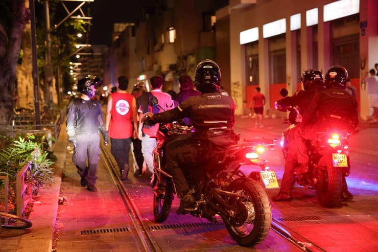 האלימות הפכה לשגרה (צילום: עוז מועלם) שוטרים אוהדים דרבי