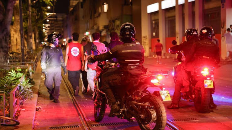 שוטרים ואוהדים לאחר הדרבי שלשלום (צילום: עוז מועלם) שוטרים אוהדים דרבי