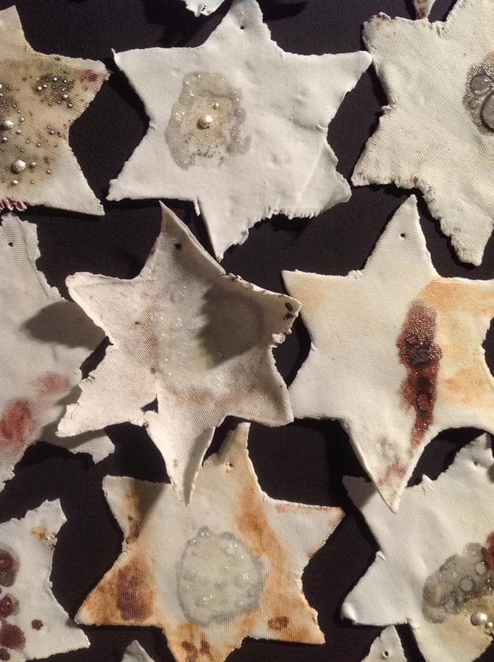 אחת מהיצירות של האמנית חוה ארלנגר בגיליון כתב העת – "A Star Shell Stride"