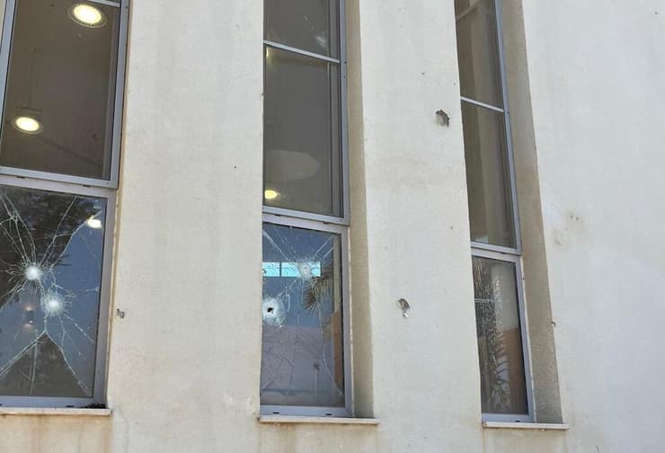 חלונות בית הכנסת של אוגדת עזה ב-8/10 (צילום: שני חוזה) חלונות בית הכנסת של אוגדת עזה ב-8/10