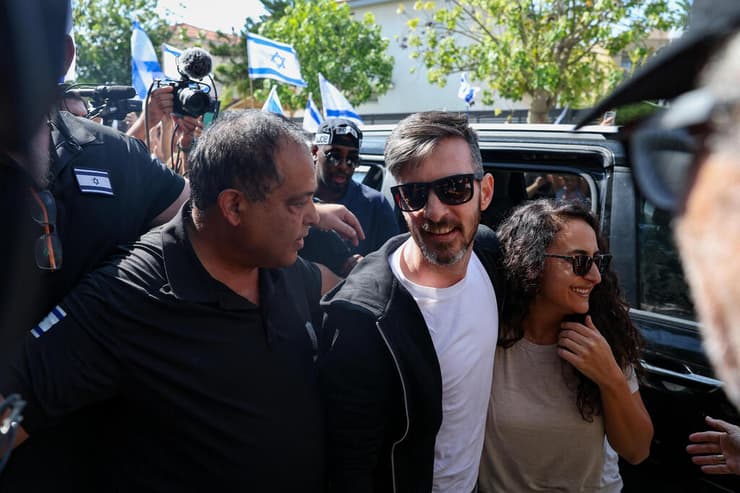 דוד קוניו שב לביתו ביבנה (צילום: REUTERS/Hannah McKay) דוד קוניו שב לביתו ביבנה