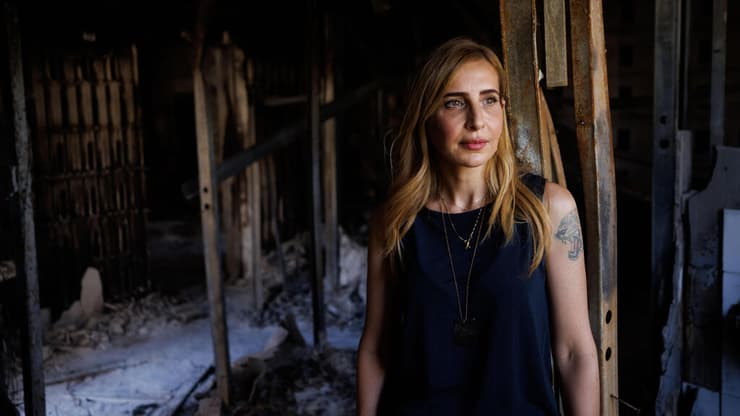 דניאל אלוני בביתה השרוף בניר עוז (צילום: זיו קורן ) דניאל אלוני בביתה השרוף בניר עוז