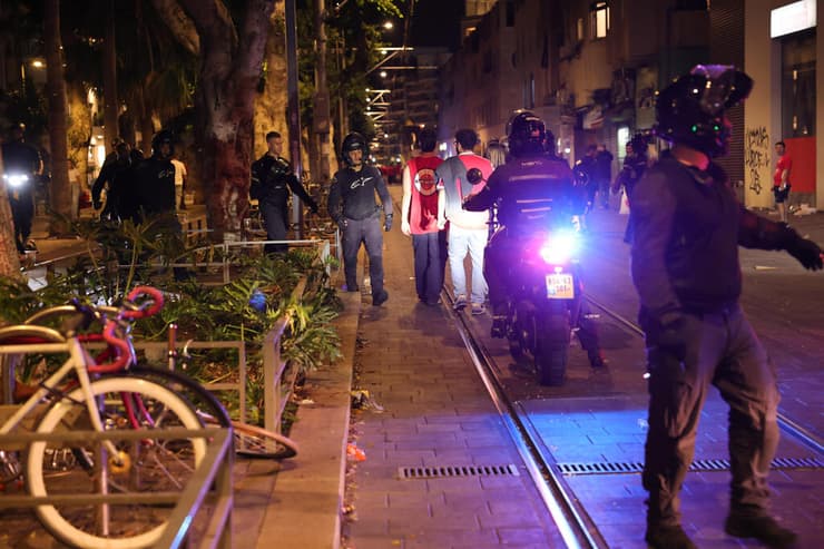 בלגן גם מחוץ לבלומפילד (צילום: עוז מועלם) שוטרים בלומפילד דרבי