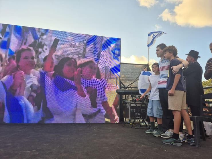 מקסים הנרגש על הבמה בטירת כרמל (צילום: ליאור אל-חי ) מקסים הרקין שב הביתה