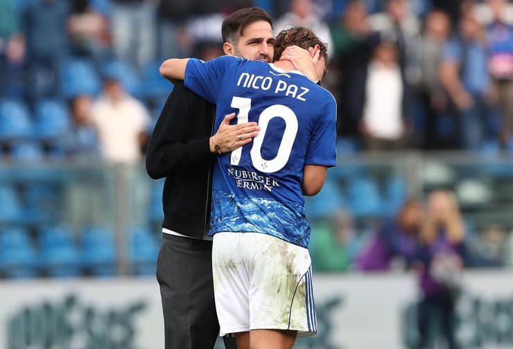 מאמן קומו ססק פברגאס עם ניקו פאס