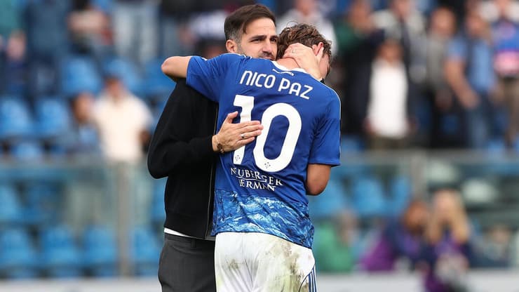 מאמן קומו ססק פברגאס עם ניקו פאס