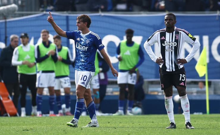 שחקן קומו ניקו פאס חוגג, שחקן יובנטוס פייר קאלולו מאוכזב