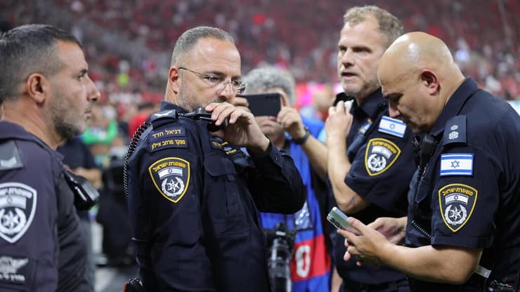 תת ניצב דניאל חדד והשוטרים בדרבי התל אביבי (צילום: עוז מועלם) שוטרים בדרבי התל אביבי