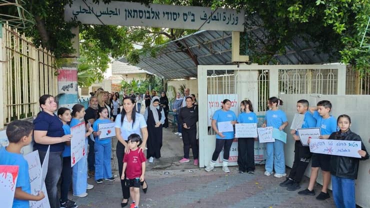 תלמידי בית ספר אל-בוסתאן במקום שבו נרצח המאבטח תלמידי בית ספר אל-בוסתן