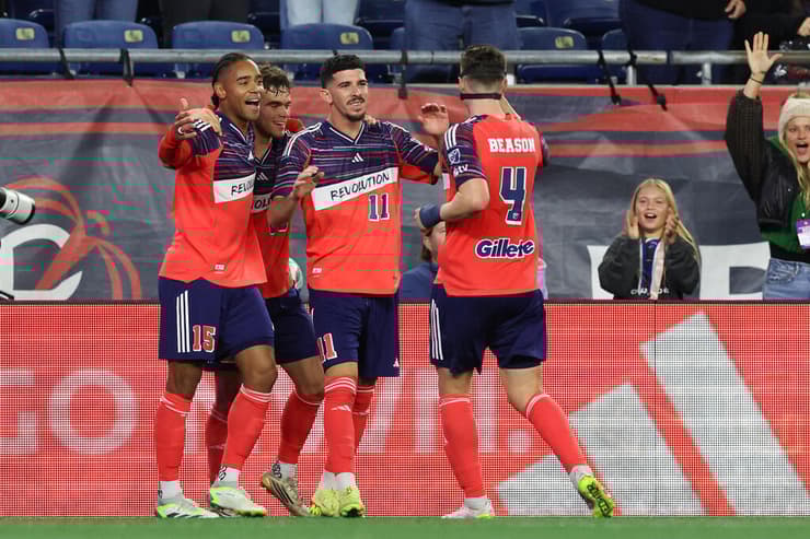 דקה 96: תורג'מן חוגג עם שחקני ניו אינגלנד (צילום: Paul Rutherford-Imagn Images) תורג'מן