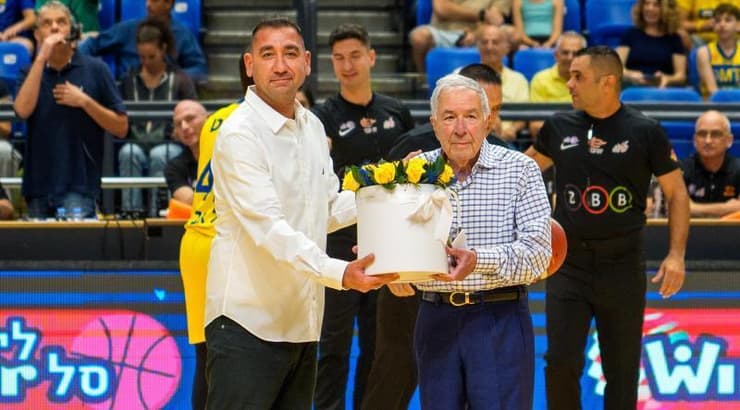 שמעון מזרחי מקבל עוגה ליום הולדתו (רועי כפיר) שמעון מזרחי מקבל עוגה ליום הולדתו