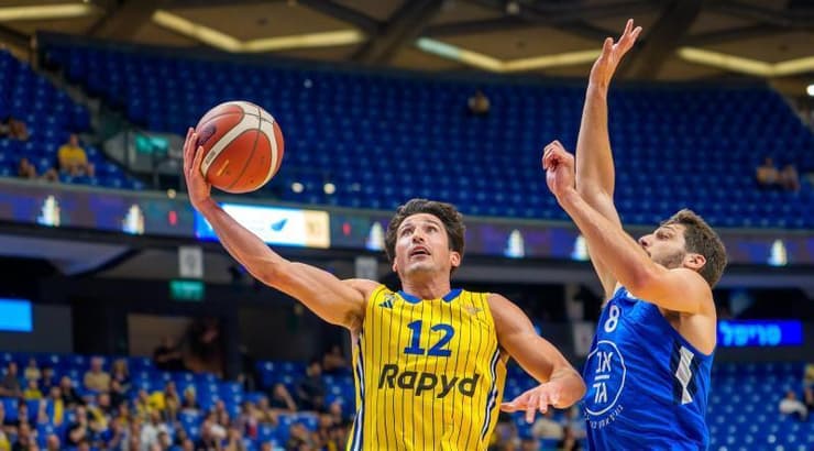 ג'ון דיברתולומיאו עולה לסל (רועי כפיר) ג'ון דיברתולומיאו עולה לסל